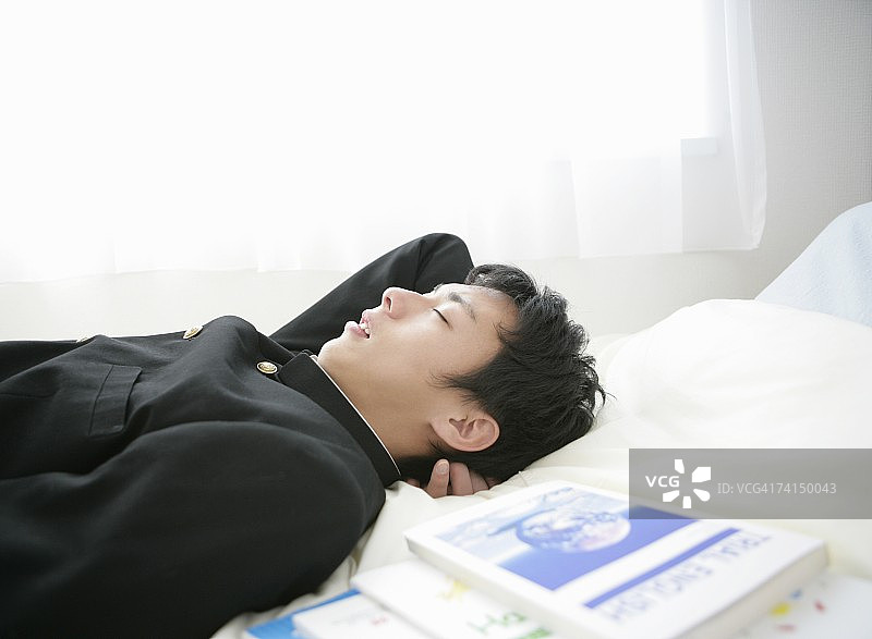 日本学生在床上睡觉图片素材