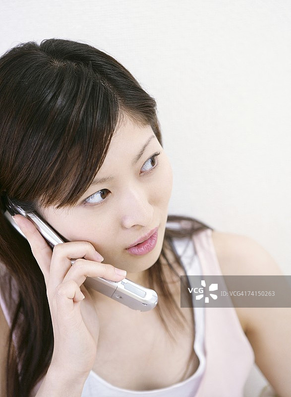 用手机交谈的日本女人图片素材