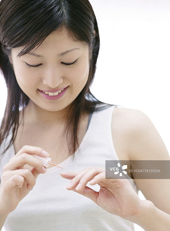 正在涂指甲油的日本女人图片素材