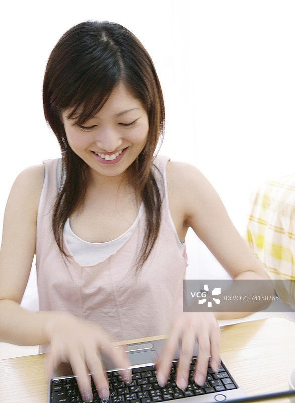 日本女人使用键盘图片素材