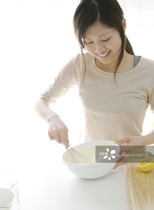 烹饪蛋糕的日本女人图片素材