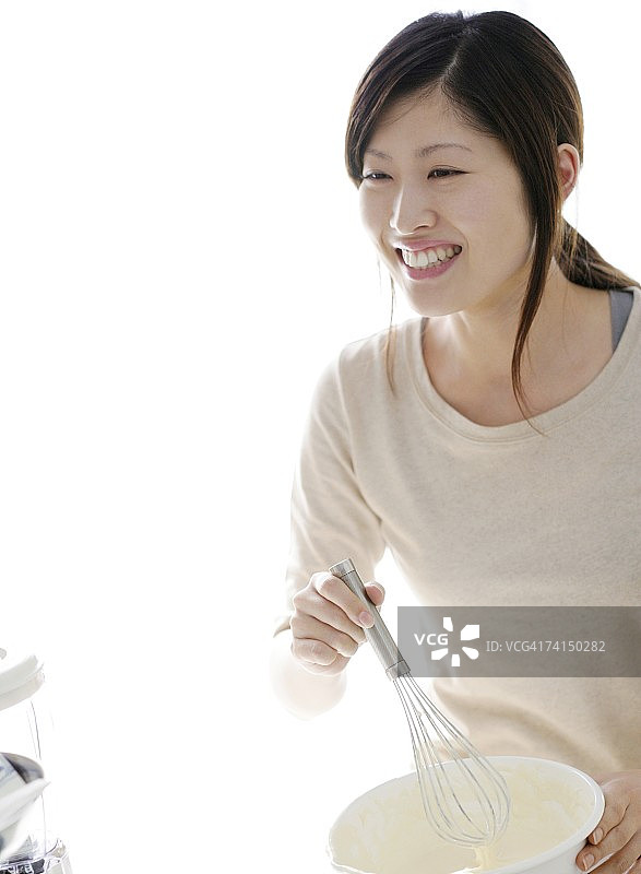 女人在厨房里搅拌碗图片素材