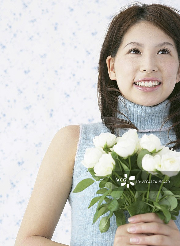 手持白色鲜花微笑的日本女人图片素材