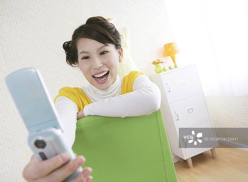 用手机交谈的日本女人图片素材