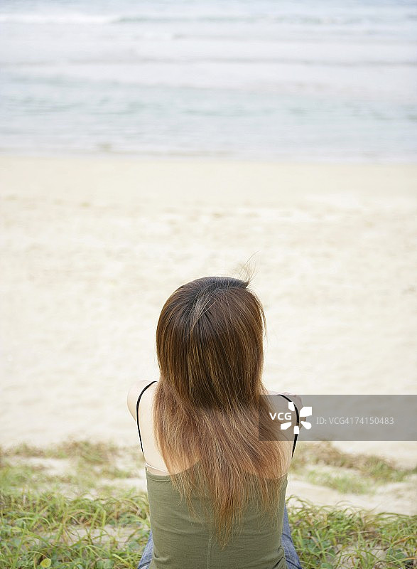 在海滩上看海景的日本女人图片素材