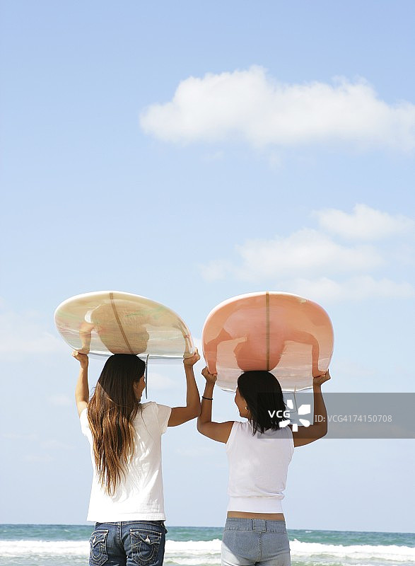 两位拿着长板的冲浪女孩图片素材
