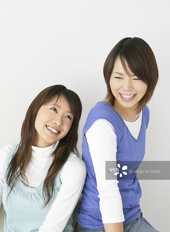坐在沙发上微笑的日本女性图片素材
