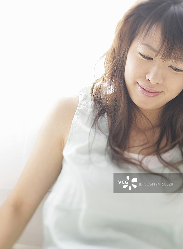 坐着微笑的日本女人图片素材