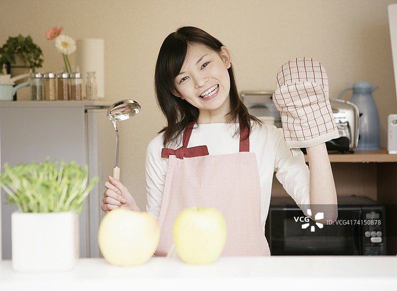 戴着围裙看着镜头的日本女人图片素材