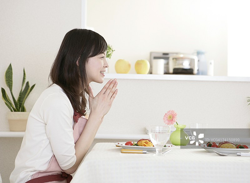 饭前合掌祈祷的日本女人图片素材