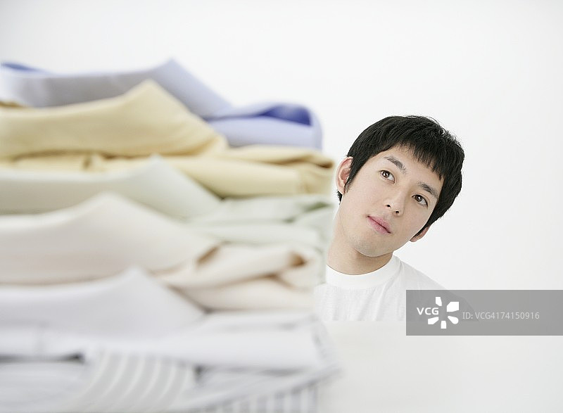 挑选衬衫的日本男人图片素材