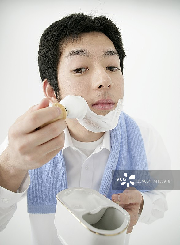 日本男人涂抹剃须膏图片素材