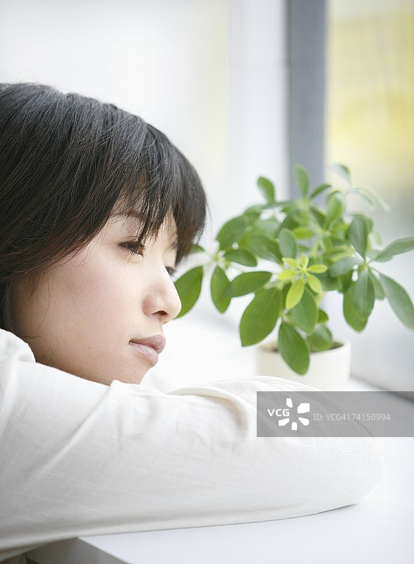 从窗户向外看的日本女人图片素材