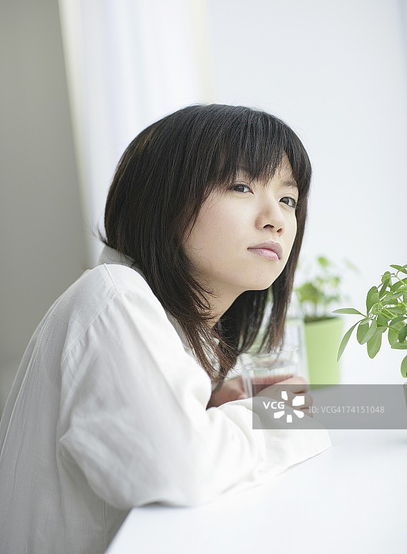 从窗户向外看的日本女人图片素材