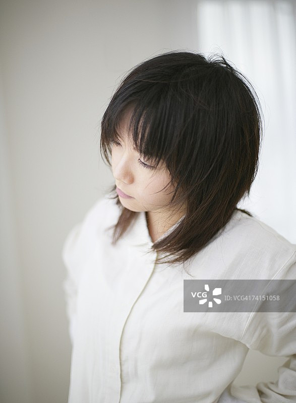 日本女人正在看东西图片素材