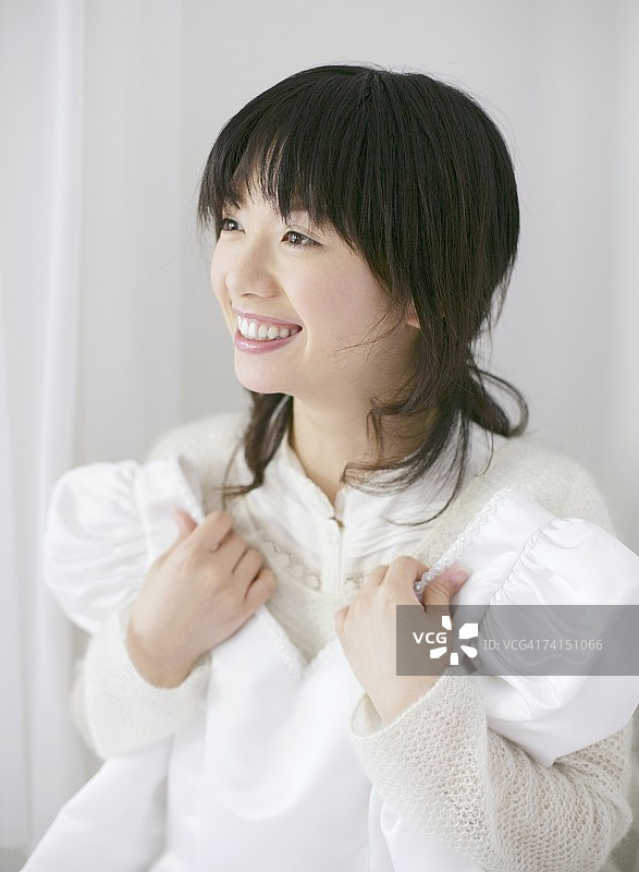 日本女人手持婚纱微笑图片素材
