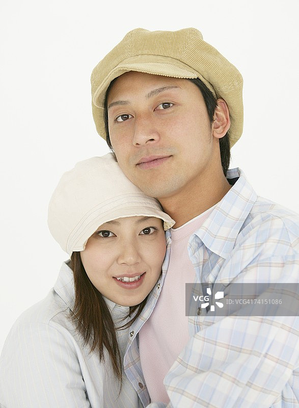 日本夫妇互相拥抱看着镜头图片素材