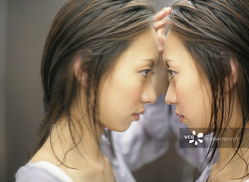 照镜子看自己脸的日本女人图片素材