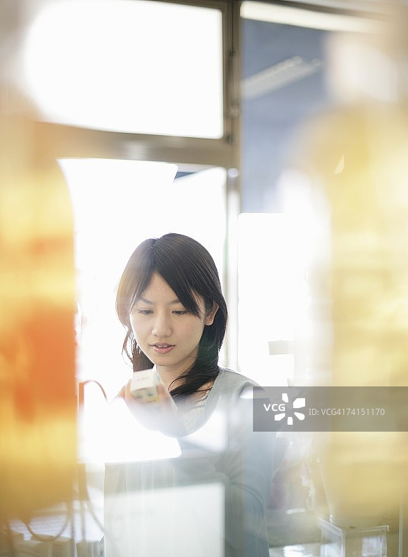 面带微笑购物的日本女人图片素材