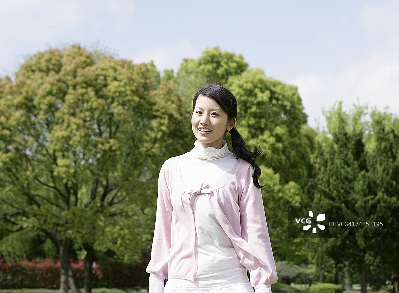 面带微笑看向镜头的日本女人图片素材