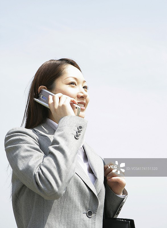 充满活力的商务女性户外打电话图片素材
