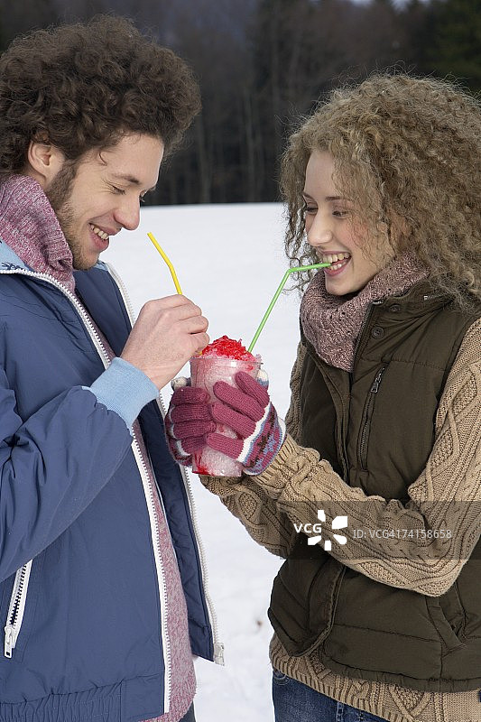 年轻男女同饮一杯冰沙特写图片素材