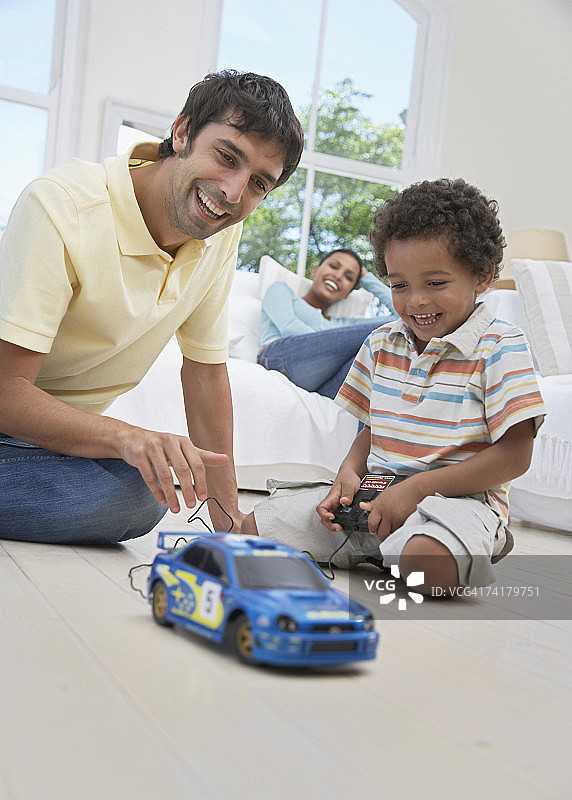 父子玩遥控车图片素材