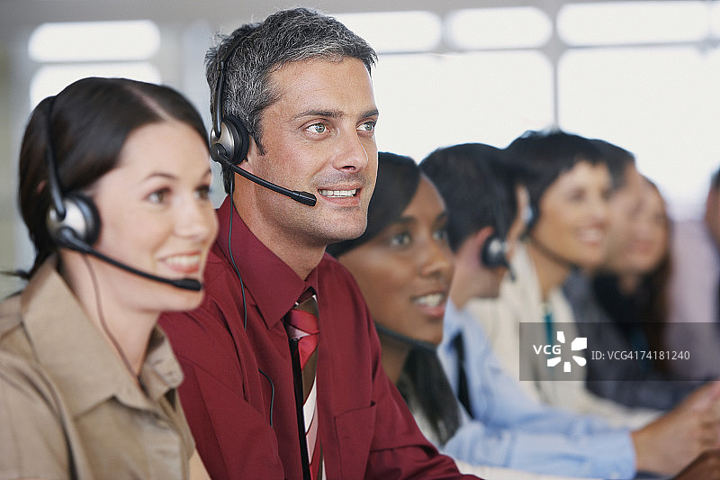 商务人士会议与翻译图片素材