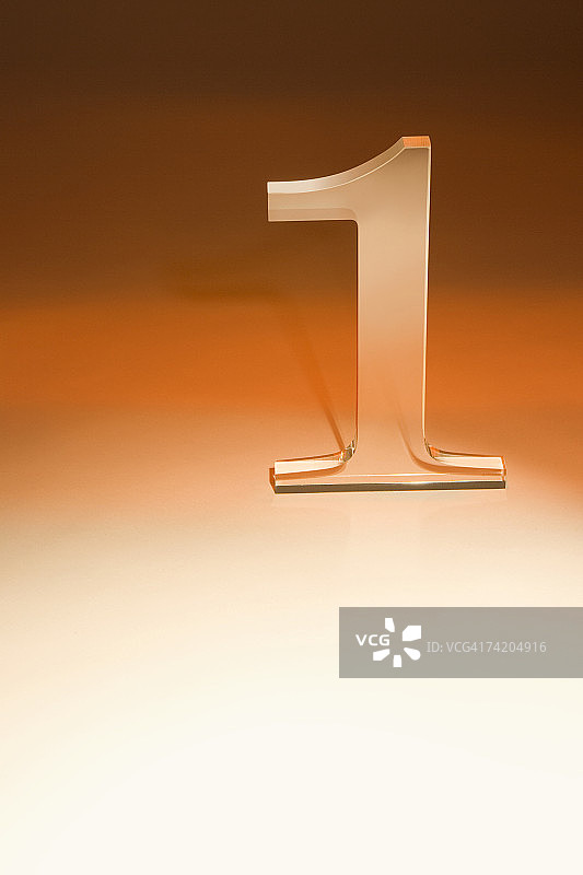 代表数字“1”的玻璃制品，工作室拍摄，仰视图片素材