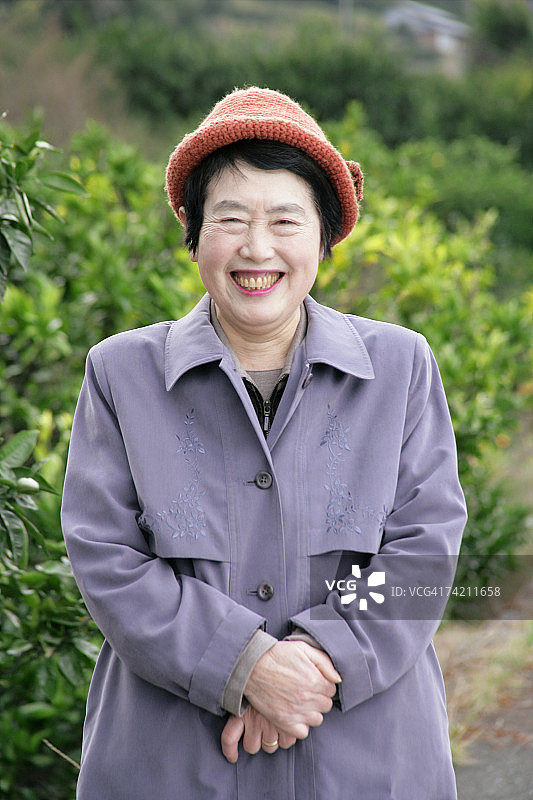 一个微笑的年长妇女的肖像图片素材