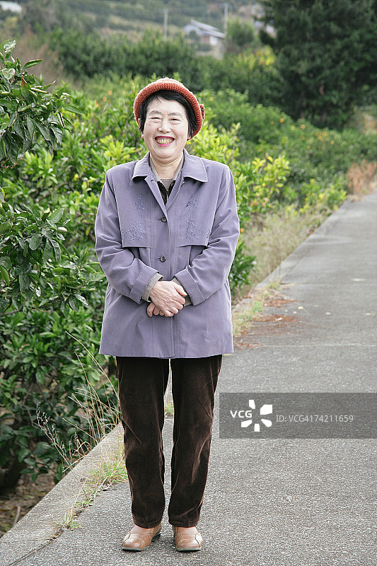 一个微笑的年长妇女的肖像图片素材