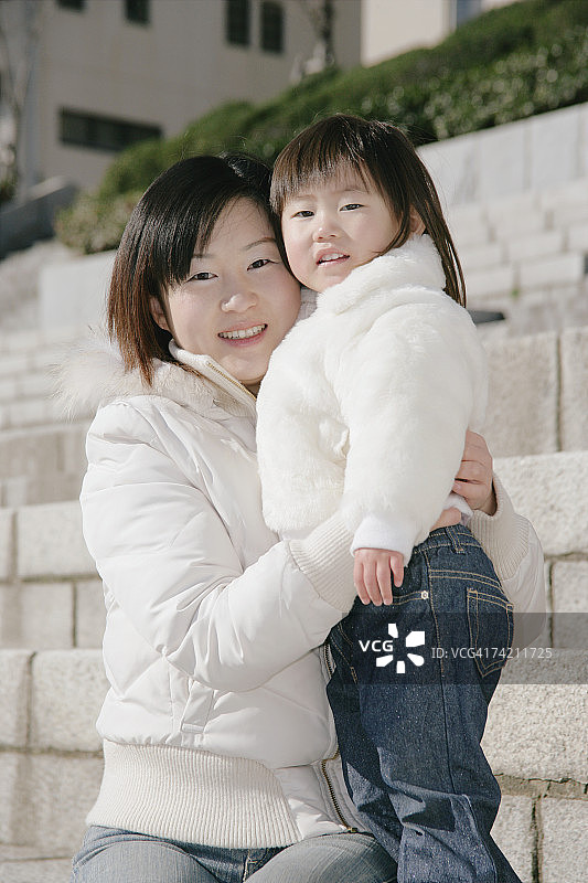 母亲和女儿坐在一起人像图片素材
