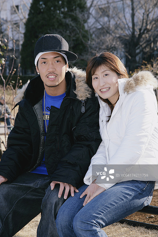 年轻夫妇坐着的肖像图片素材
