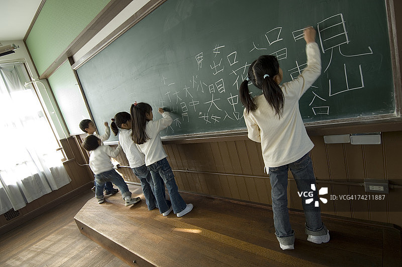 孩子们在黑板上写字图片素材