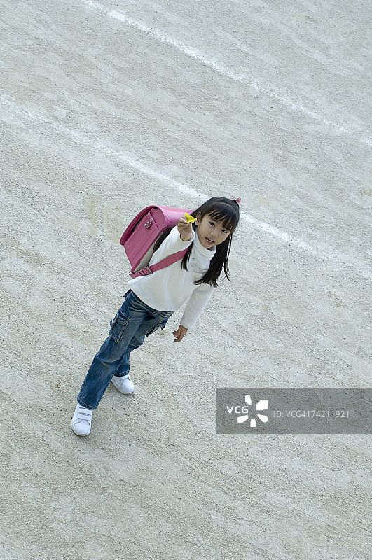 站在校园里的女孩图片素材