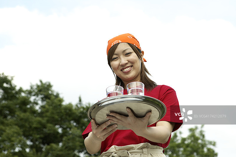 服务员用托盘端饮料图片素材