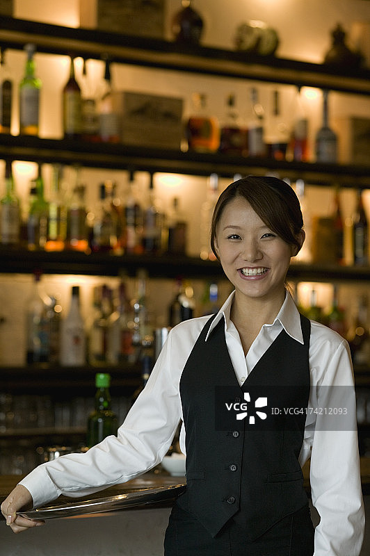 女服务员站在吧台前图片素材