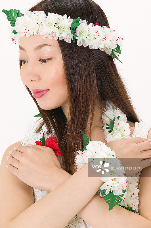 跳草裙舞的年轻女人图片素材