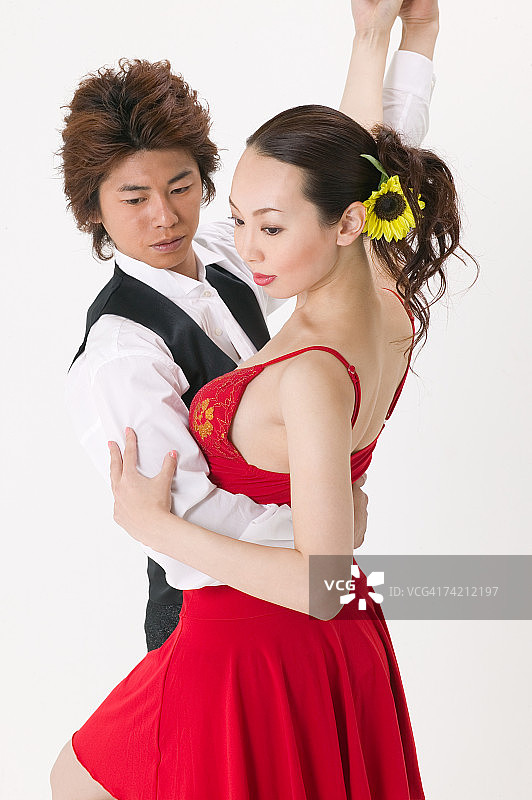 跳莎莎舞的年轻情侣图片素材
