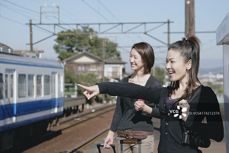 两位年轻女子站在火车站台上图片素材