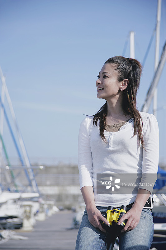 年轻女子坐在码头图片素材