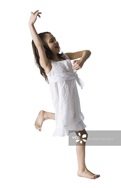 身穿白色连衣裙跳舞的女孩图片素材