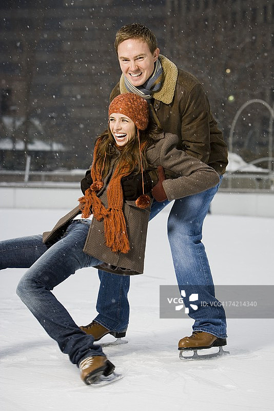 情侣滑冰时摔倒图片素材