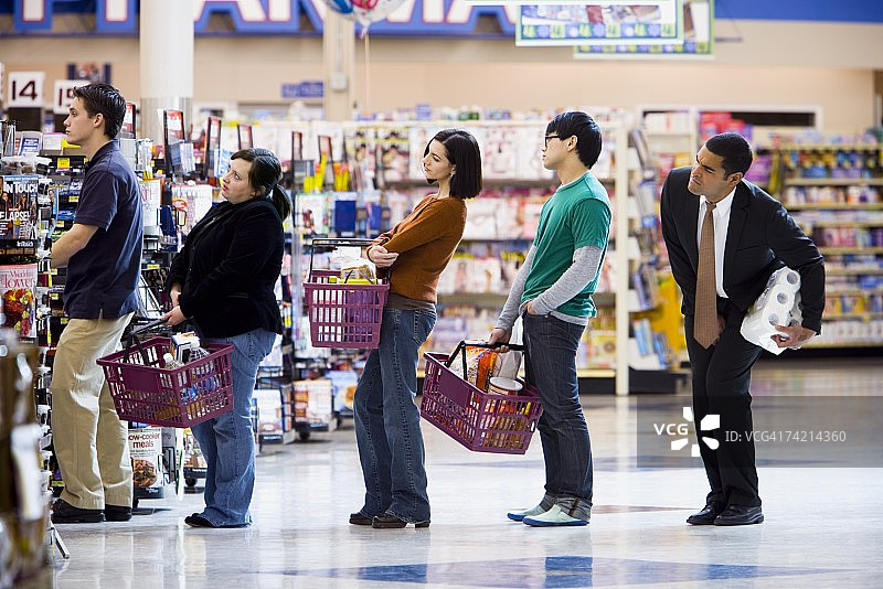 在杂货店排队购物的人们图片素材