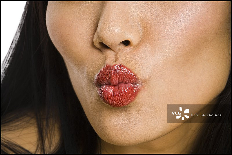 涂着红色口红的女性嘴唇特写图片素材