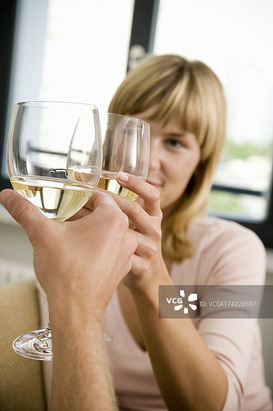 室内，情侣举杯庆祝图片素材