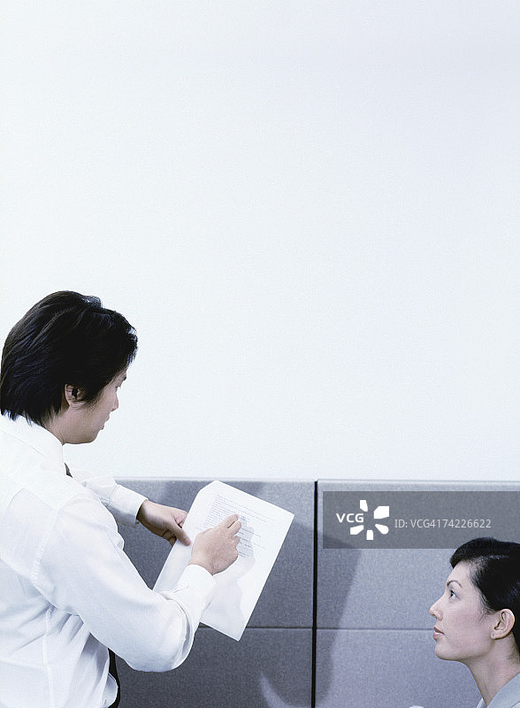 办公室里男人给女人看报告图片素材