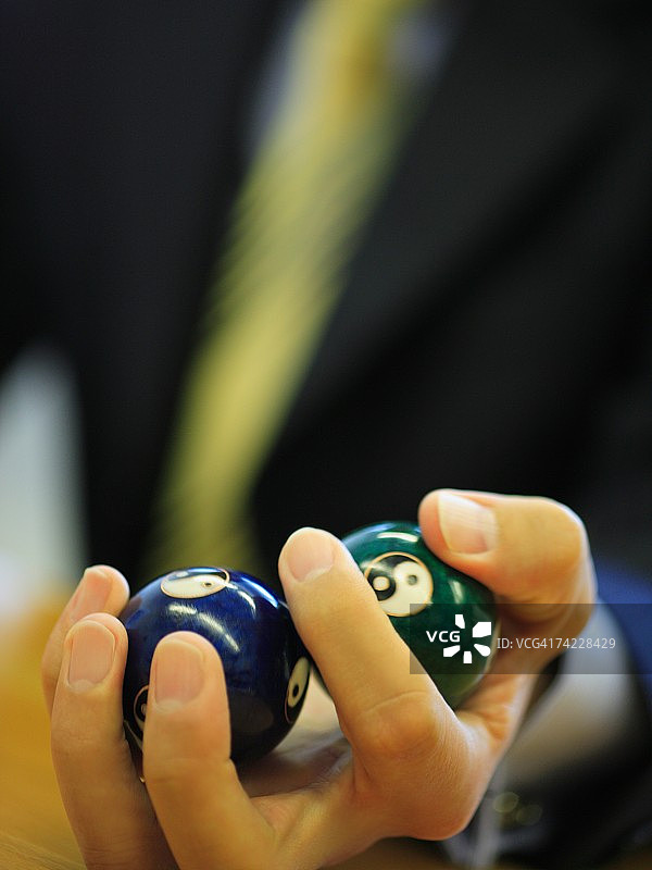 特写：男人手持阴阳球图片素材