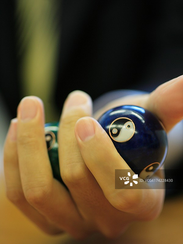 特写：男人手持阴阳球图片素材