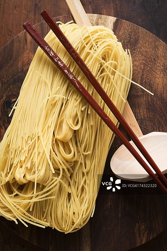 木盘上的鸡蛋面与筷子和勺子图片素材